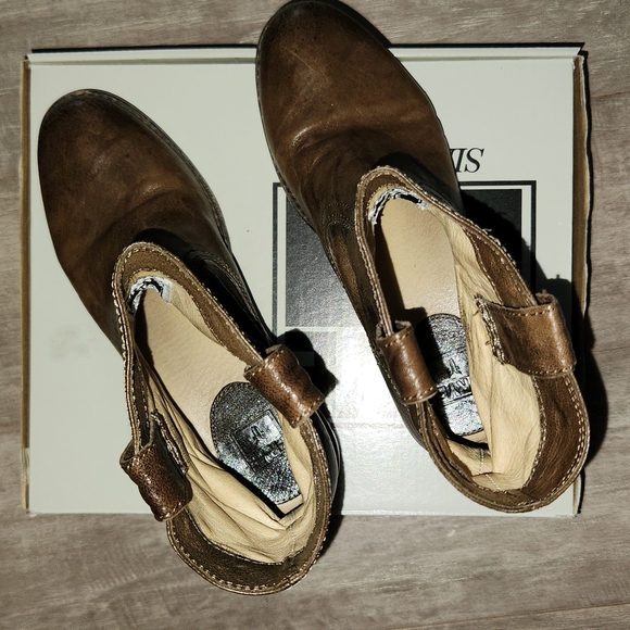 Frye Anna Shortie in Taupe - Picture 5 of 10